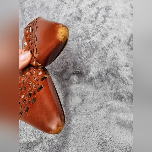 Manolo Blahnik Laser Cut Slide Sandals Tan Brown Leather Sz 37.5 Kitten Heels - Picture 3 of 7